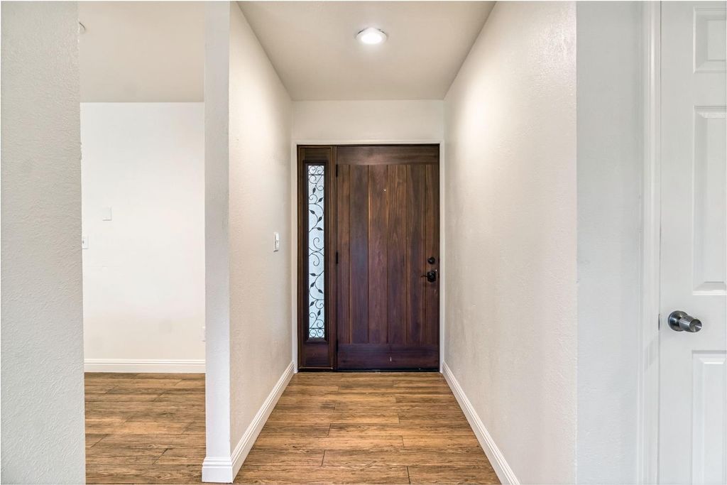 Image 4 of property listing at 546 W Swift Avenue, Clovis, CA 93612