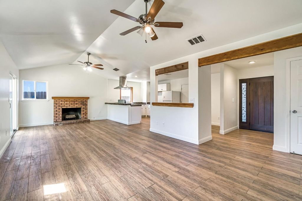 Image 7 of property listing at 546 W Swift Avenue, Clovis, CA 93612