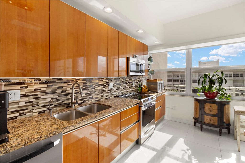 Image 2 of property listing at 18061 Biscayne Blvd PH01, Aventura, FL 33160