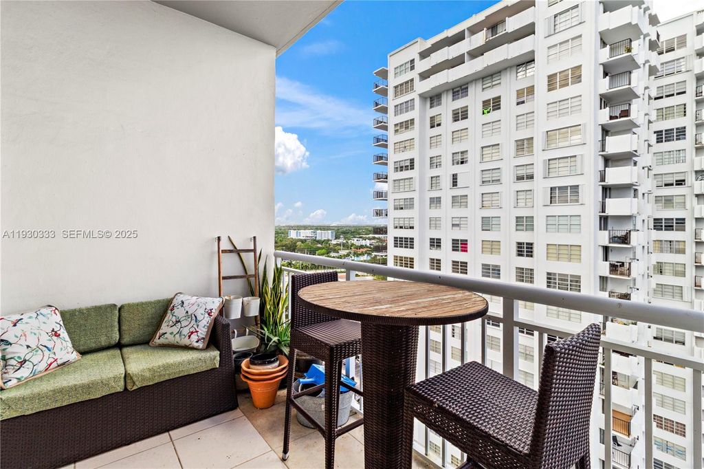 Image 24 of property listing at 18061 Biscayne Blvd PH01, Aventura, FL 33160
