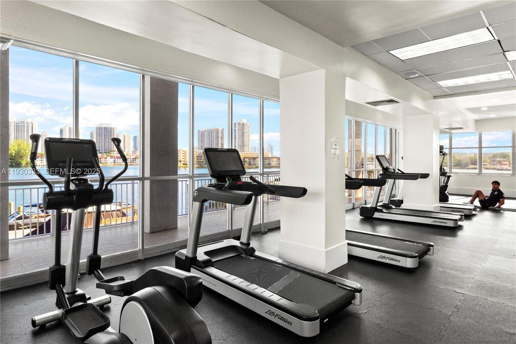 Image 26 of property listing at 18061 Biscayne Blvd PH01, Aventura, FL 33160