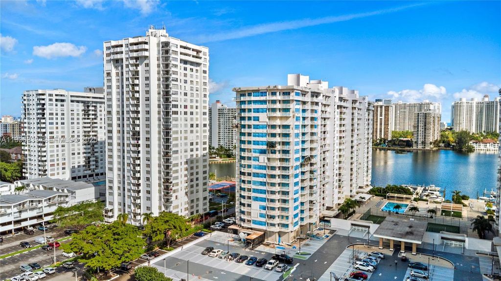 Image 27 of property listing at 18061 Biscayne Blvd PH01, Aventura, FL 33160