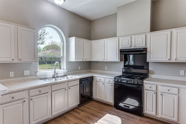 7317 Royal Oak Drive, Benbrook, TX 76126