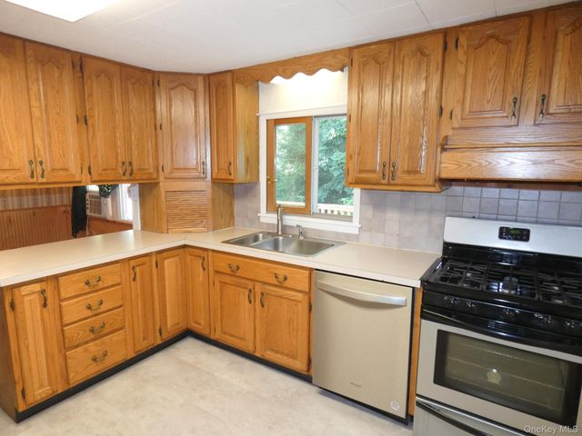 28 Hilltop Drive, New Windsor, NY 12553