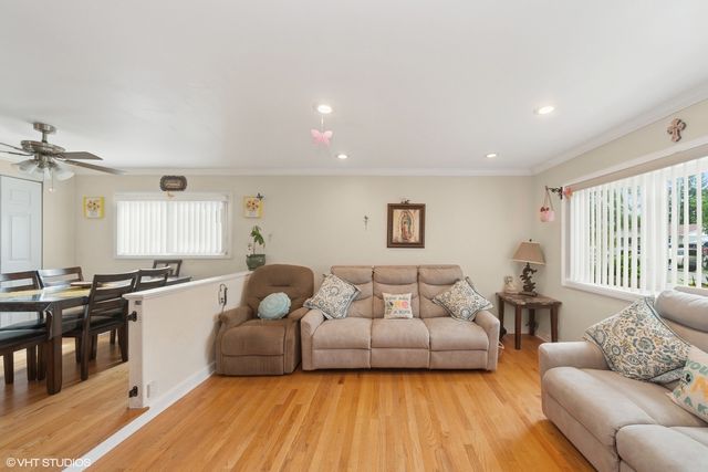908 N Norman Lane, Wheeling, IL 60090