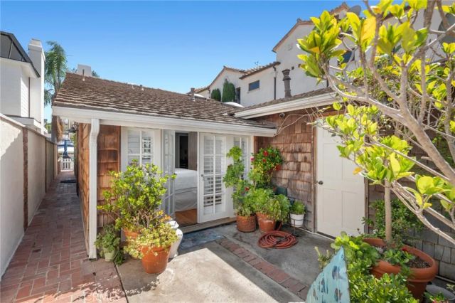 323 E Bay Front, Newport Beach, CA 92662
