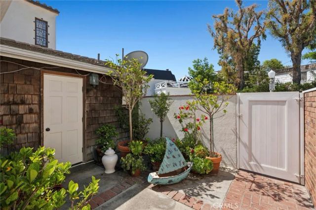 323 E Bay Front, Newport Beach, CA 92662