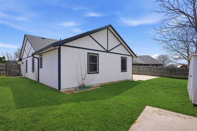 2413 SW 41st St, Lawton, OK 73505
