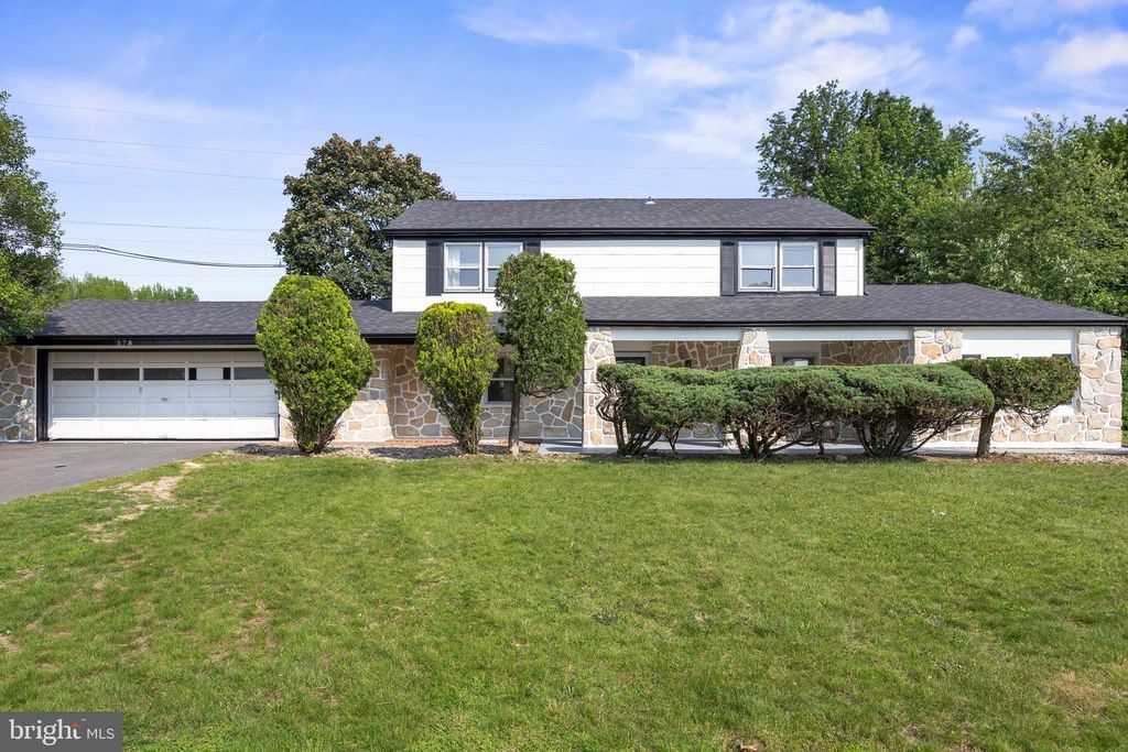 578 CHARLESTON RD, Willingboro, NJ 08046