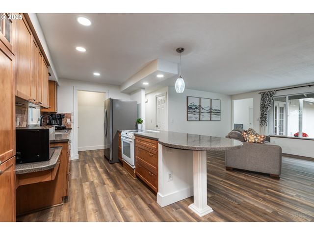 17000 Se FOREST HILL Dr, Damascus, OR 97089