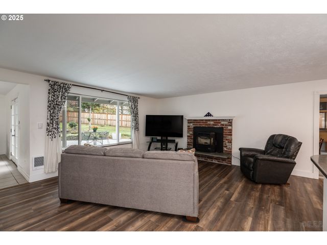 17000 Se FOREST HILL Dr, Damascus, OR 97089