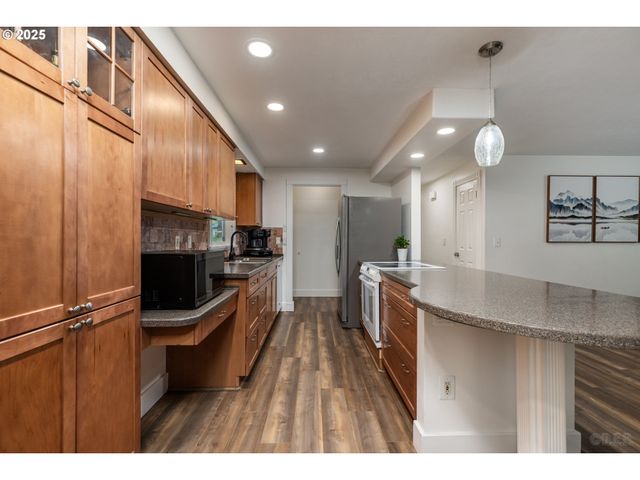 17000 Se FOREST HILL Dr, Damascus, OR 97089