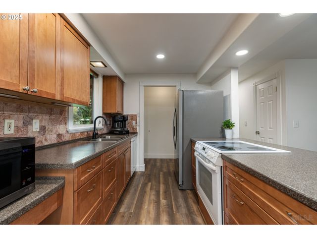 17000 Se FOREST HILL Dr, Damascus, OR 97089