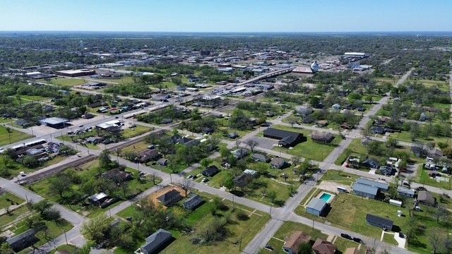 807 E 17th Avenue, Corsicana, TX 75110