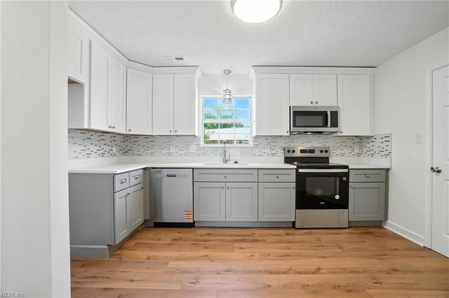 39 Rotherham LN, Hampton, VA 23666