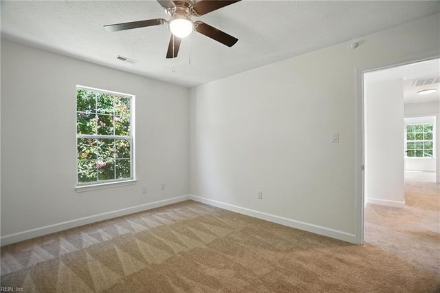 39 Rotherham LN, Hampton, VA 23666