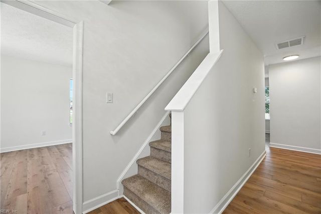 39 Rotherham LN, Hampton, VA 23666