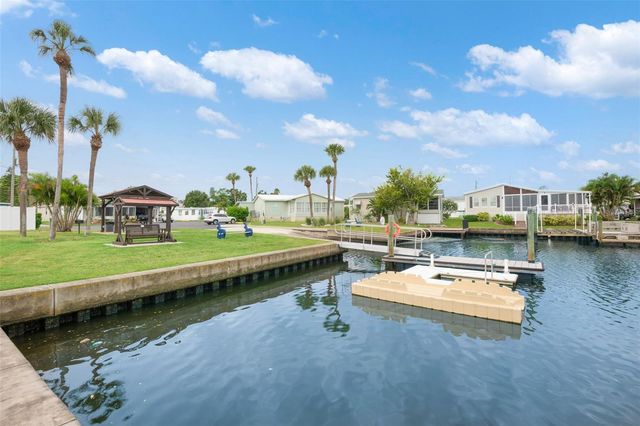 7214 MOUNT FAIRFIELD ROAD NE 527, St Petersburg, FL 33702