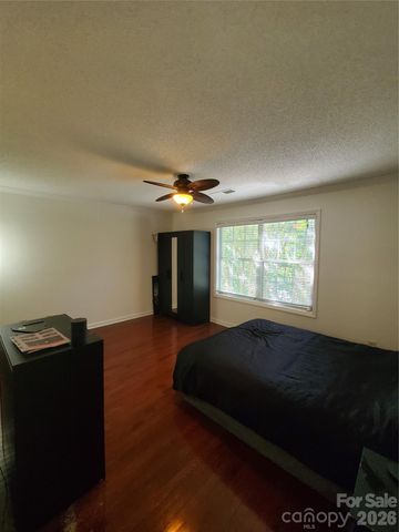 6049 Treetop Court, Charlotte, NC 28212