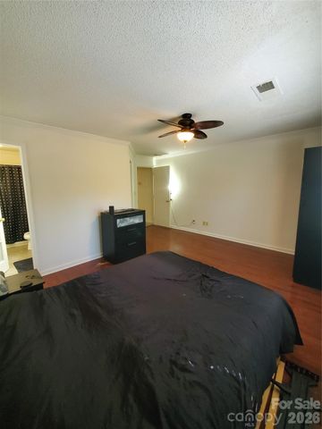 6049 Treetop Court, Charlotte, NC 28212