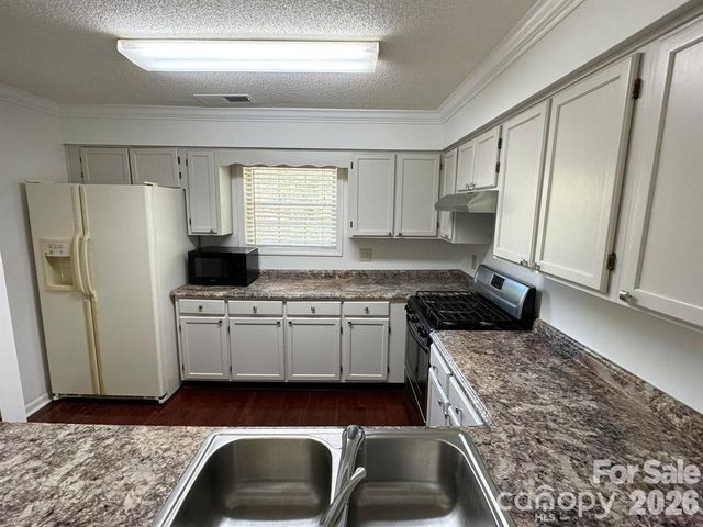 6049 Treetop Court, Charlotte, NC 28212