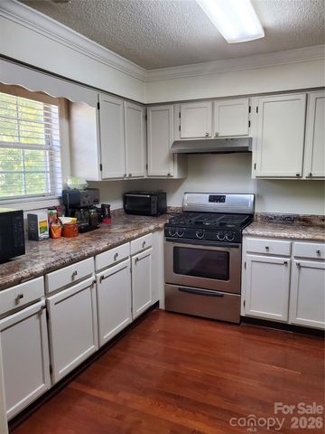 6049 Treetop Court, Charlotte, NC 28212