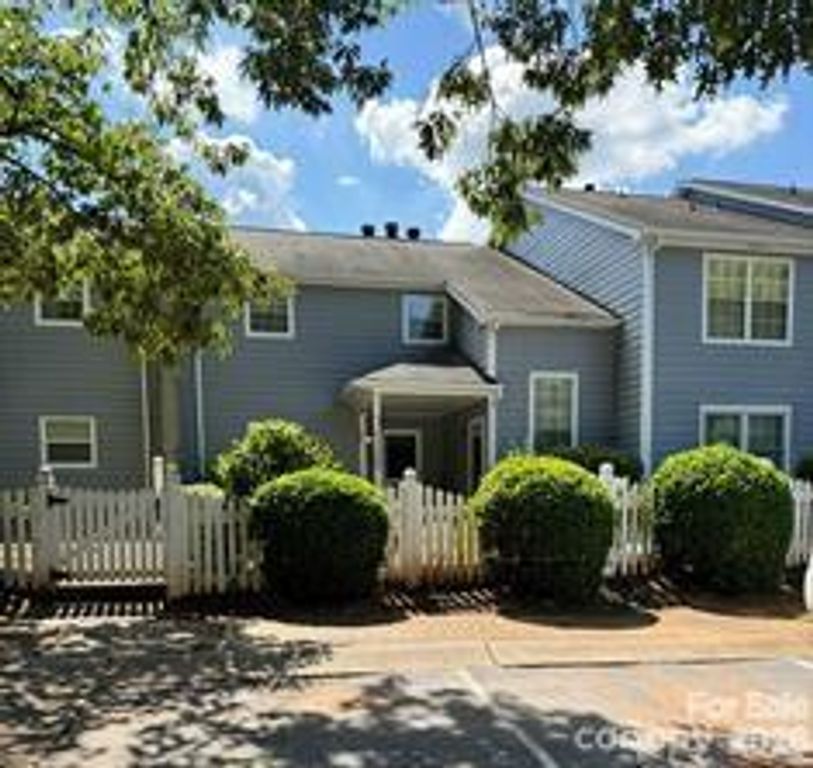 6049 Treetop Court, Charlotte, NC 28212