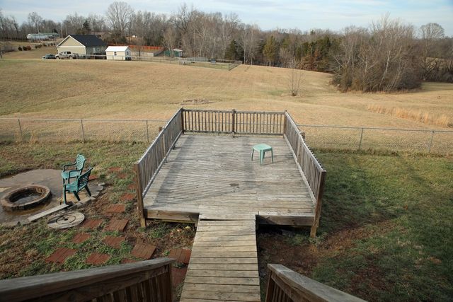 809 Hooper Rd, Charlotte, TN 37036