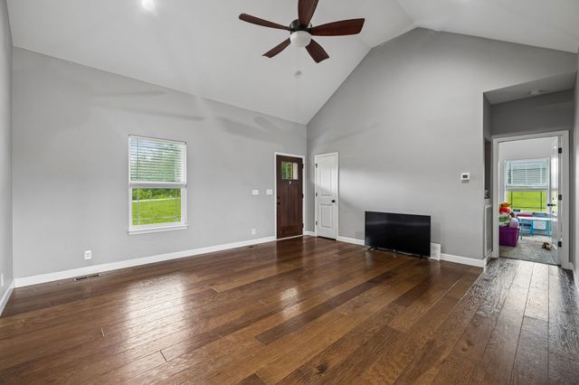 809 Hooper Rd, Charlotte, TN 37036