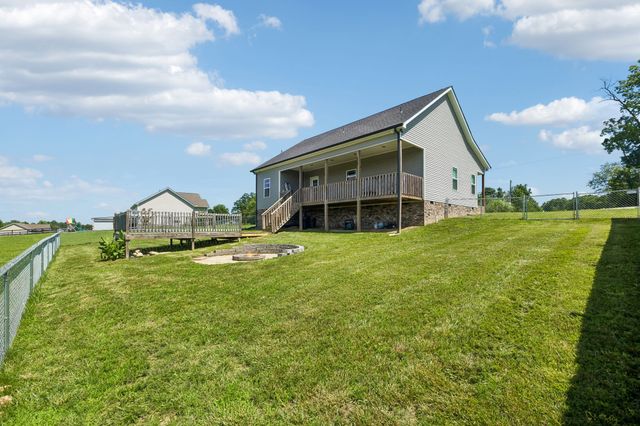 809 Hooper Rd, Charlotte, TN 37036
