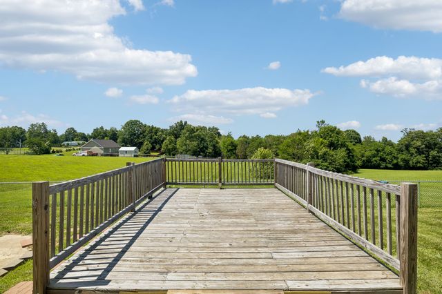 809 Hooper Rd, Charlotte, TN 37036