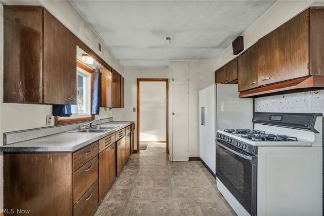 5873 Doxmere Drive, Parma Heights, OH 44130