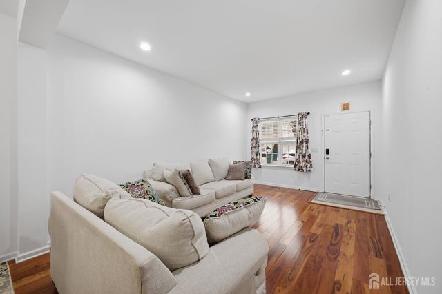 4 Masters Boulevard 4, Piscataway, NJ 08854