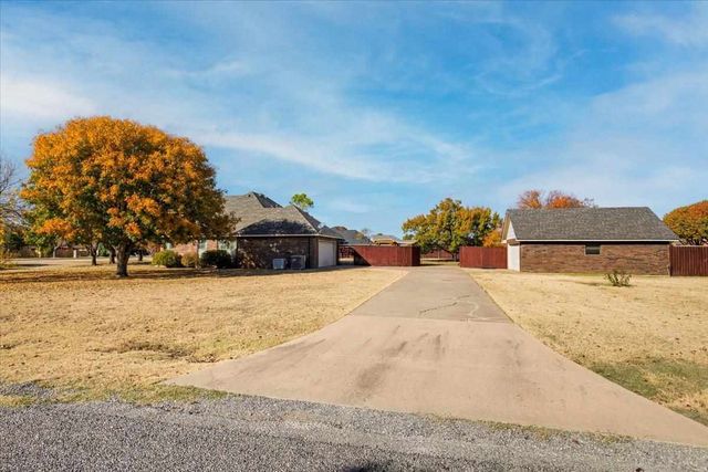 9 NW Forest Ln, Lawton, OK 73505