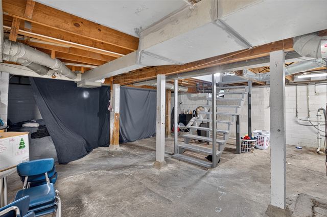 2626 Maple Street, Des Moines, IA 50317