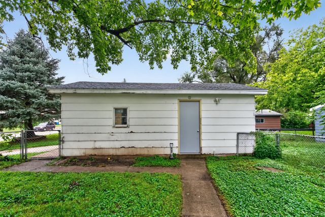 2626 Maple Street, Des Moines, IA 50317