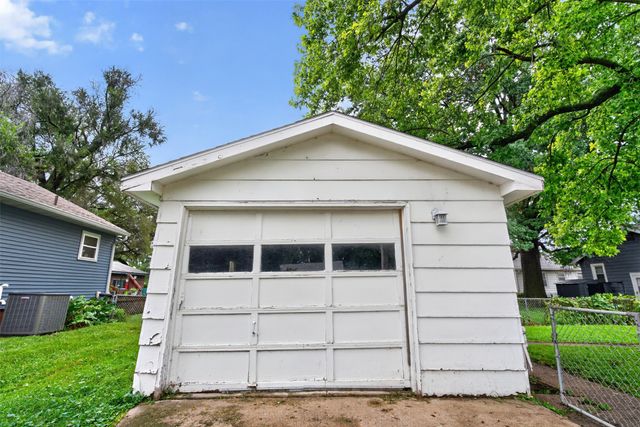 2626 Maple Street, Des Moines, IA 50317