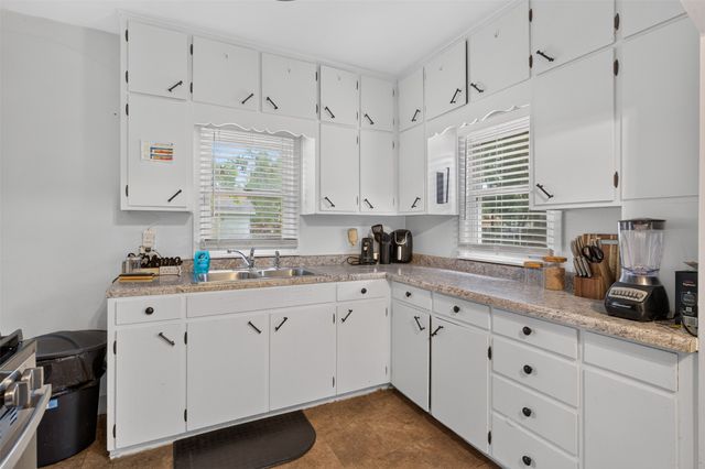 2626 Maple Street, Des Moines, IA 50317
