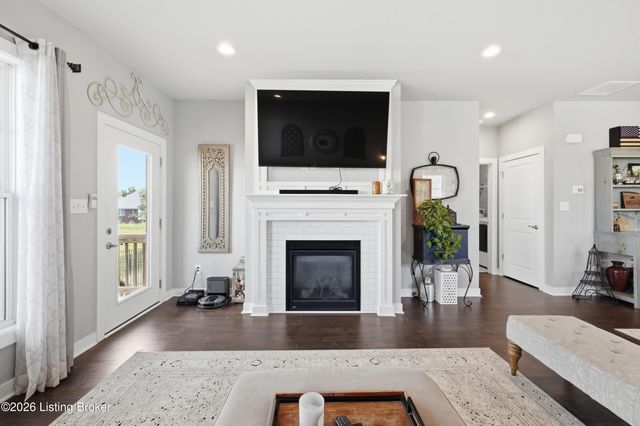 8816 Sanctuary Ln, Louisville, KY 40291