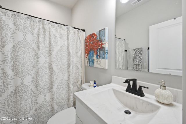 8816 Sanctuary Ln, Louisville, KY 40291