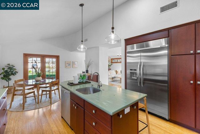 1079 W Holly Dr, Walnut Creek, CA 94598