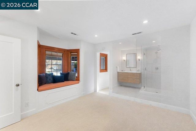 1079 W Holly Dr, Walnut Creek, CA 94598