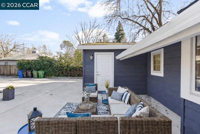 1079 W Holly Dr, Walnut Creek, CA 94598