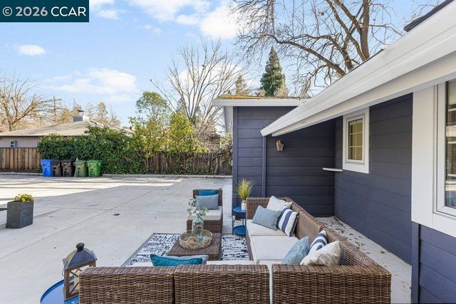 1079 W Holly Dr, Walnut Creek, CA 94598