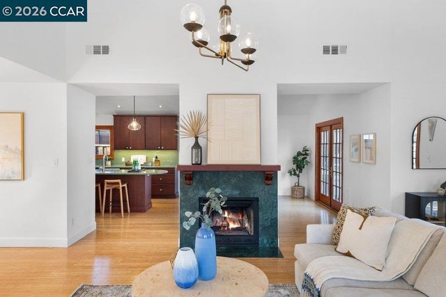 1079 W Holly Dr, Walnut Creek, CA 94598