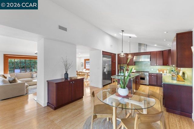 1079 W Holly Dr, Walnut Creek, CA 94598