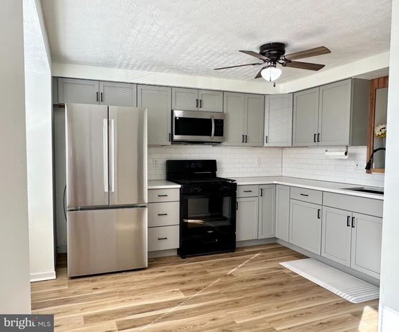 31 STONESHIRE DR, Glassboro, NJ 08028