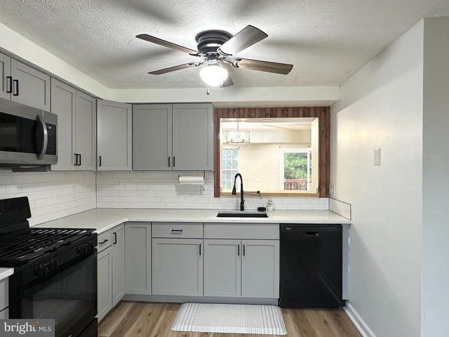 31 STONESHIRE DR, Glassboro, NJ 08028