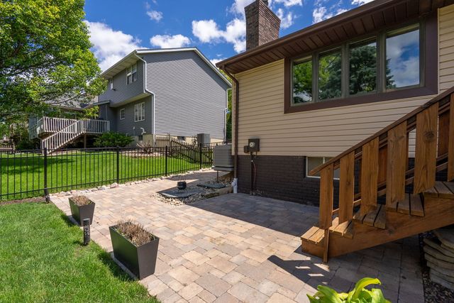 1650 Prairie Vista Drive, Bettendorf, IA 52722