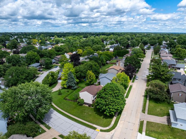 1650 Prairie Vista Drive, Bettendorf, IA 52722